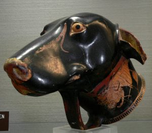 1030px-Rhyton_en_forme_de_tête_de_chien